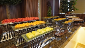 A buffet with various fruits and desserts. - Grand Villaggio Hotel Abu Dhabi (Abu Dhabi)