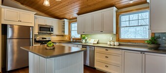 Muskoka Lakefront Cottage Retreat, All-Season, Sauna, Water Activities