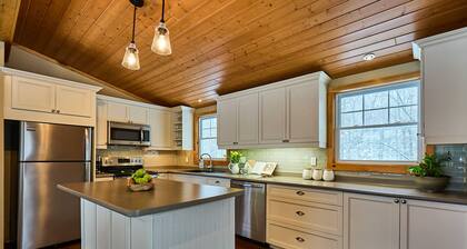Palette Lake Lodge - Secluded & Modern lakefront cottage