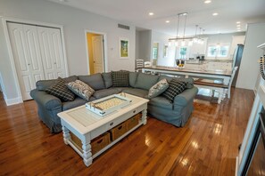 Smart TV, fireplace, DVD player - Grand Beach House in Beachwalk Resort 6 Bedrooms Just Minutes to the Beach (Michigan City)