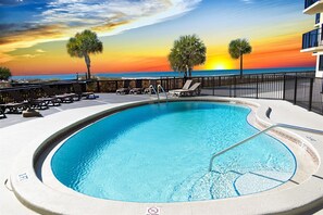 Piscina all'aperto, una piscina riscaldata