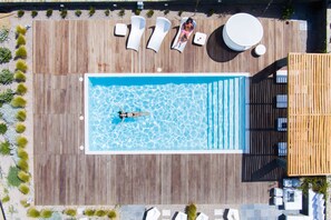 Seasonal outdoor pool, open 9:30 AM to 7:30 PM, pool umbrellas - Elements SIFNOS Boutique (Sifnos)