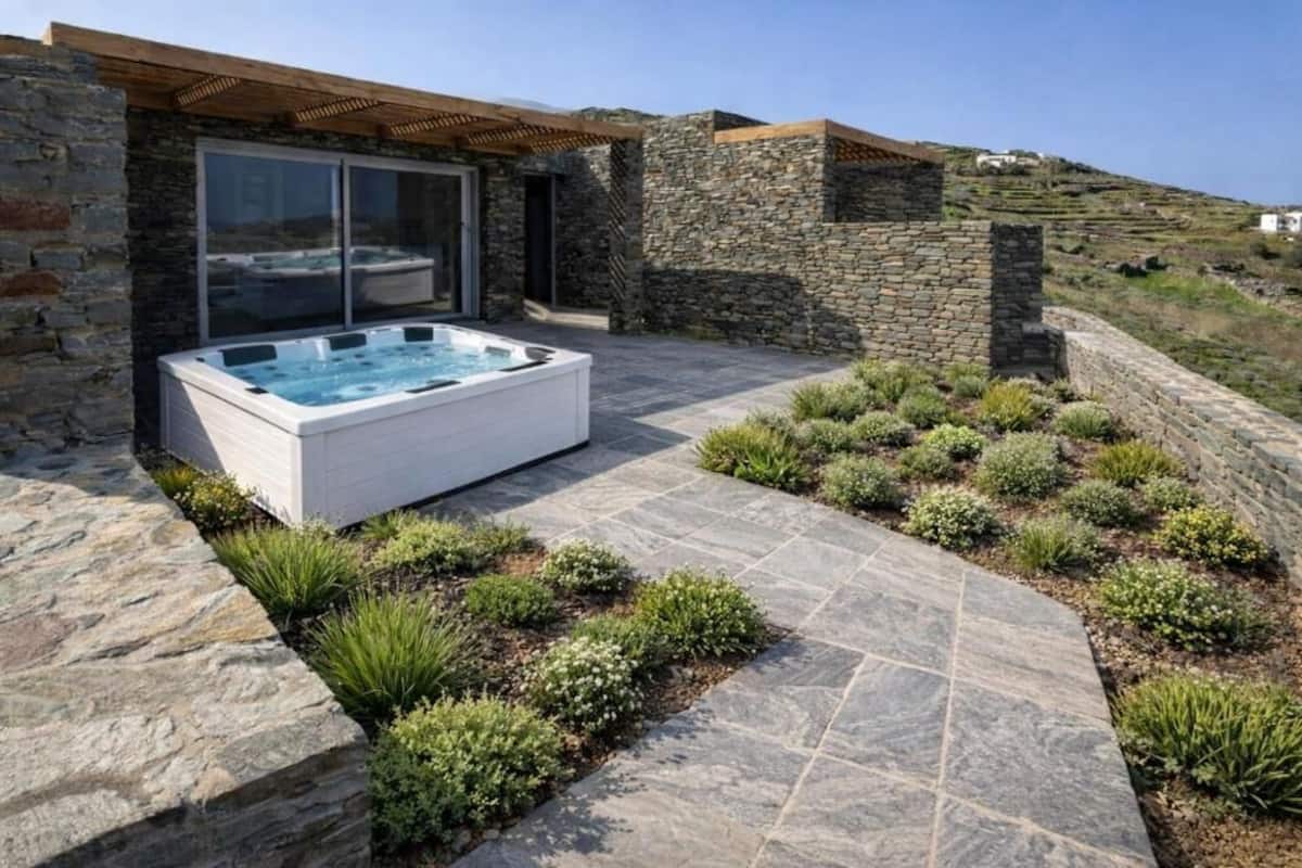 Deluxe Suite with Hot Tub | Premium bedding, memory foam beds, minibar, desk