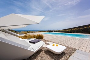 Piscina externa sazonal, funciona das 9h30 às 19h30, guarda-sóis