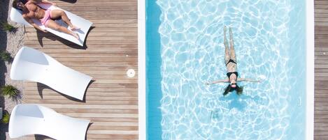 Piscine extérieure (ouverte en saison), parasols de plage