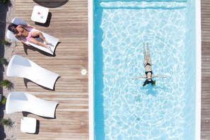 Seasonal outdoor pool, open 9:30 AM to 7:30 PM, pool umbrellas - Elements SIFNOS Boutique (Sifnos)