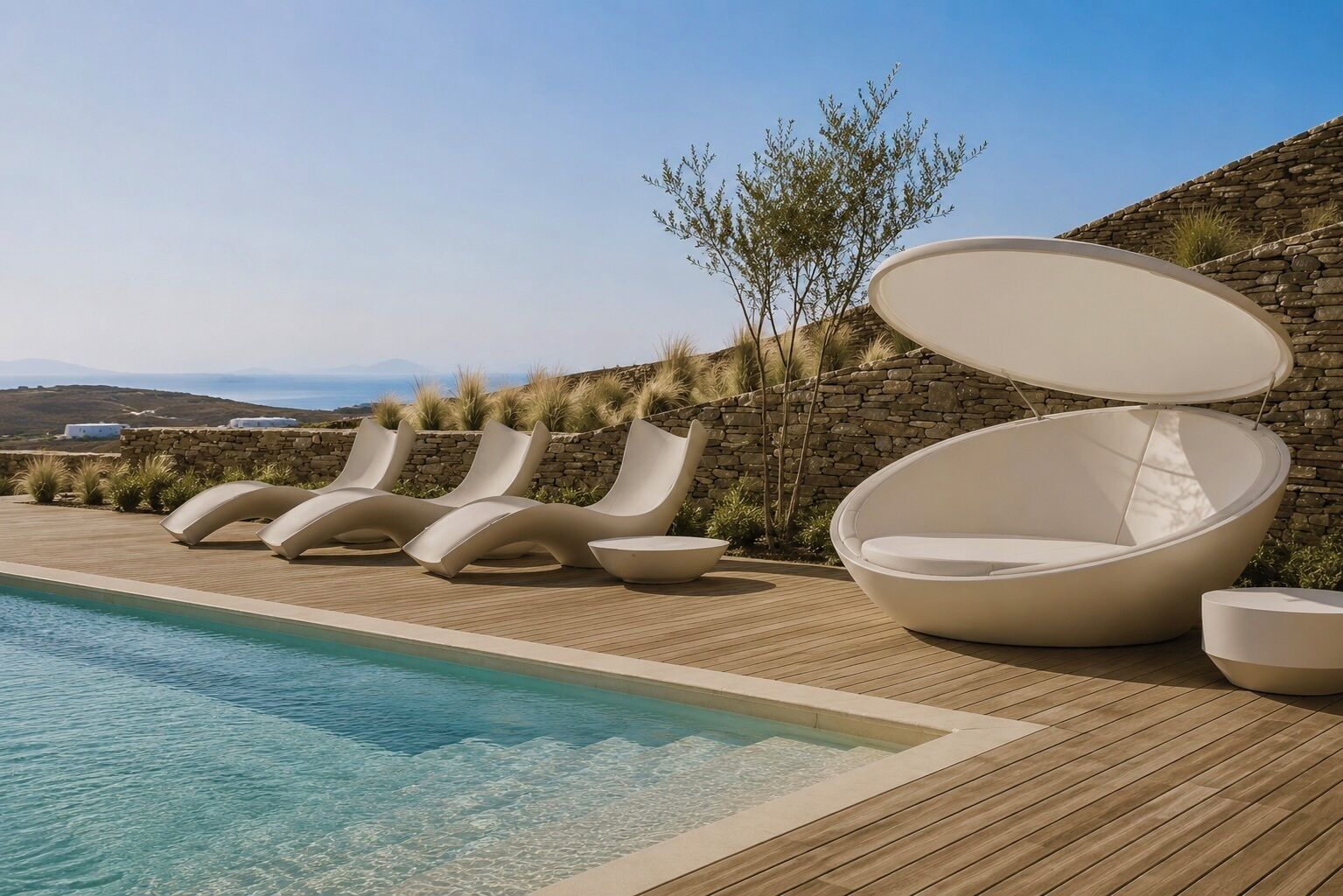 Un espace aménagé au bord de la piscine, avec des chaises longues et un grand espace de détente circulaire, de couleur blanche.