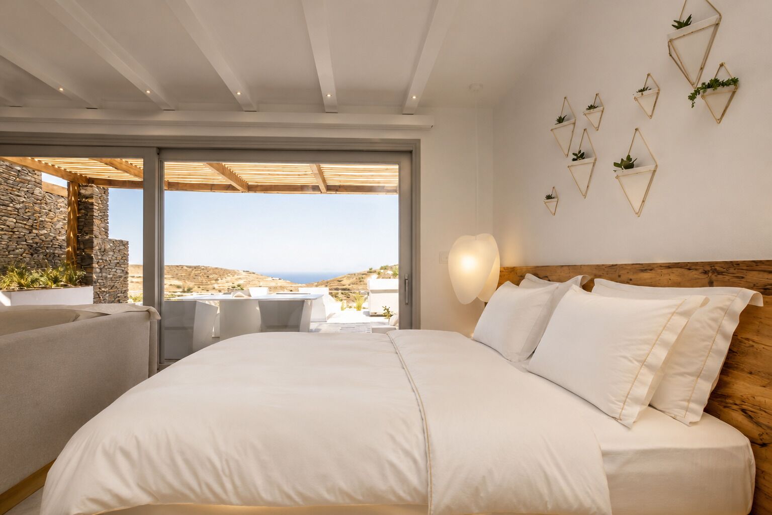 Sea View Deluxe Suite with Hot Tub | Hochwertige Bettwaren, Betten mit Memory-Foam-Matratzen, Minibar