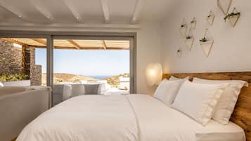 Sea View Deluxe Suite with Hot Tub | Hochwertige Bettwaren, Betten mit Memory-Foam-Matratzen, Minibar