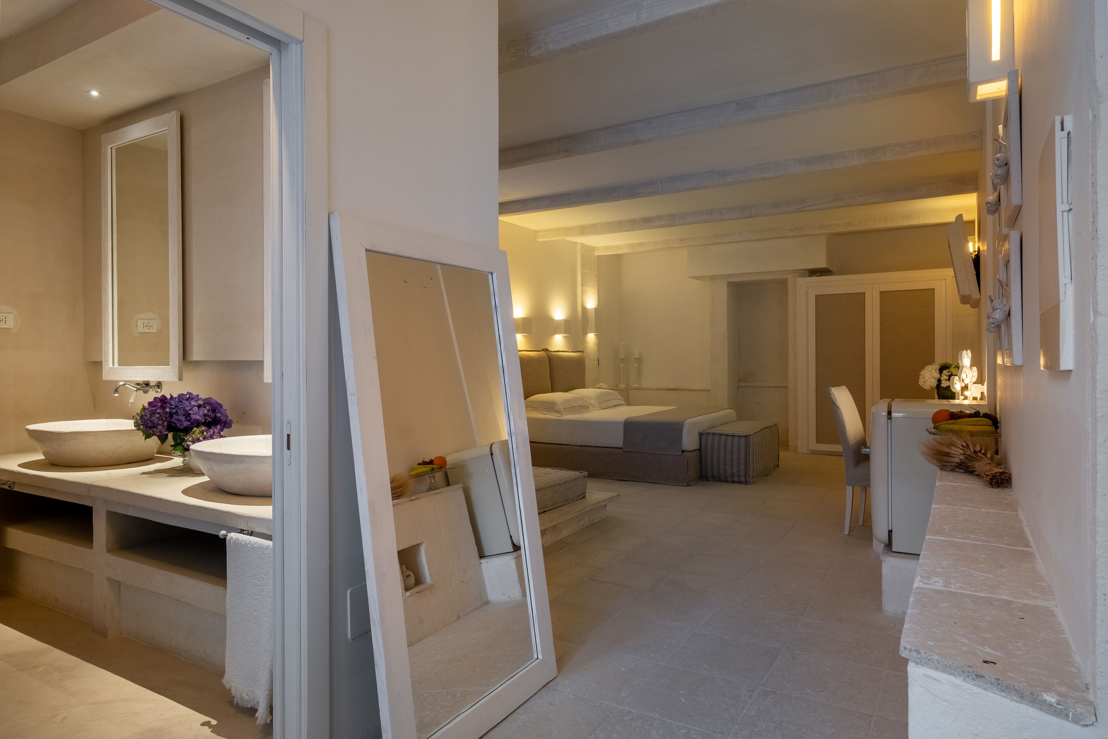 Une salle de bain moderne avec un grand miroir, deux lavabos et un meuble-lavabo.