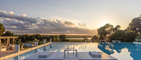 2 outdoor pools