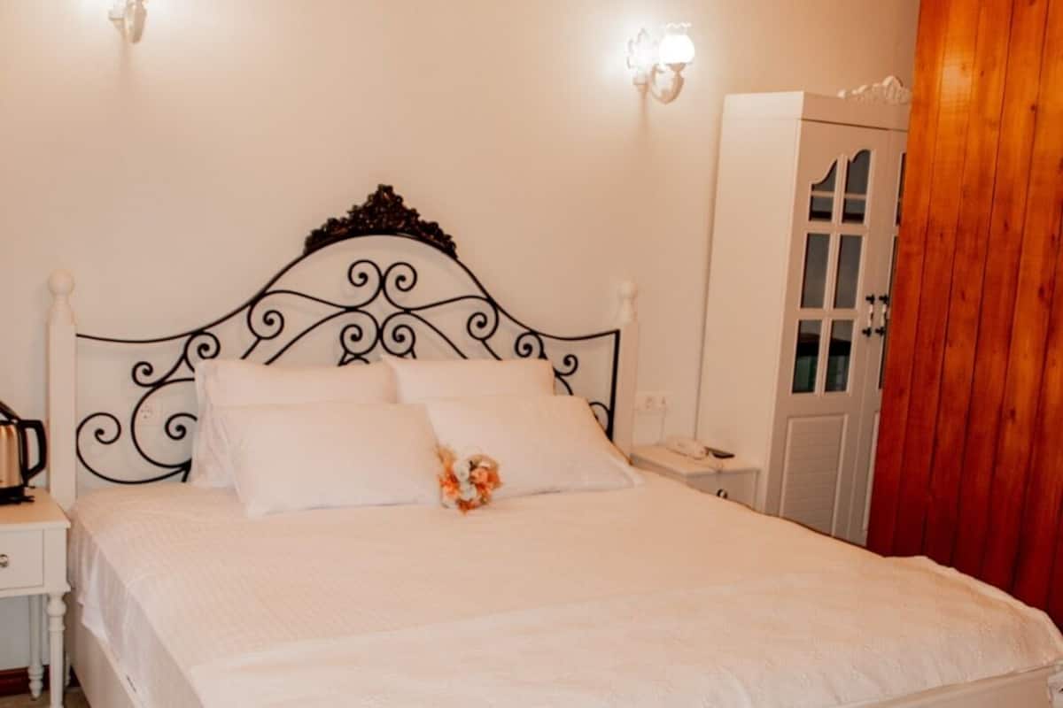 Chambre Double Majestueuse | Draps en coton égyptien, literie de qualité supérieure, Wi-Fi gratuit