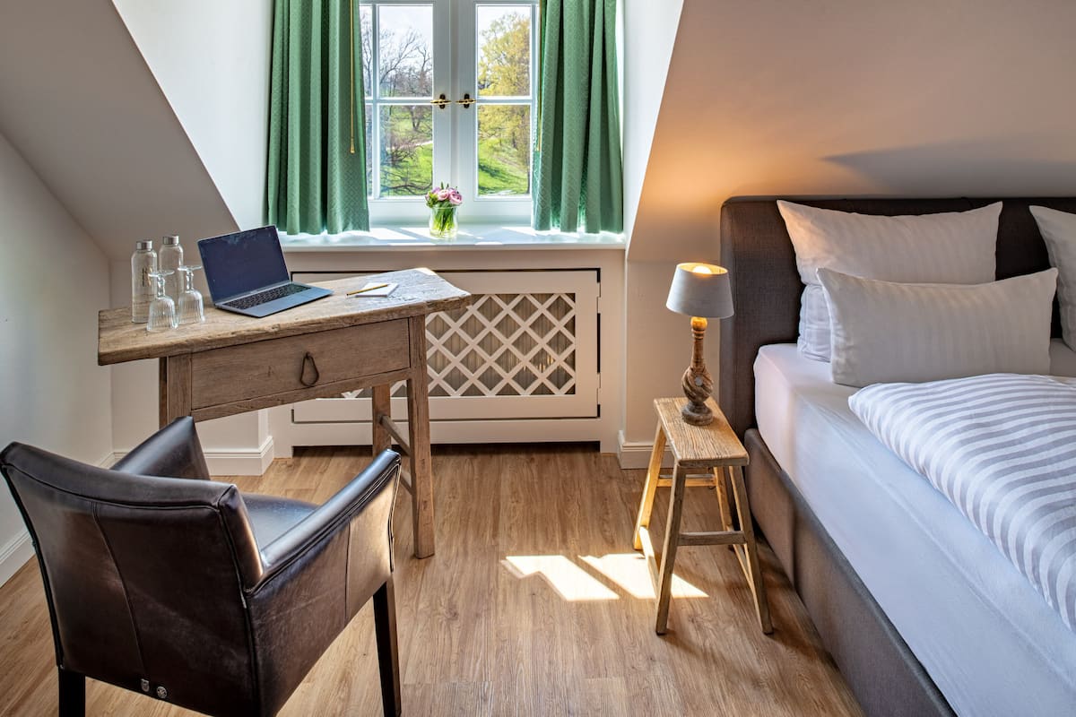Klassieke tweepersoonskamer | 1 slaapkamer, een bureau, een strijkplank/strijkijzer, gratis wifi