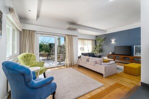 Televisión, chimenea y videojuegos 