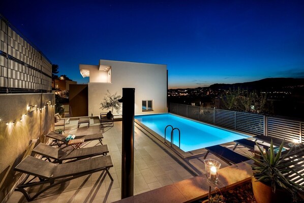 Lämmitetty uima-allas