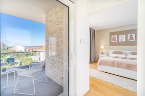 5 bedrooms, iron/ironing board, WiFi, bed sheets