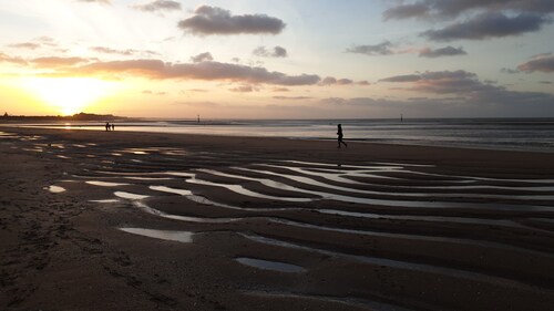 Modern Houlgataise/rooftop/seaside villa!