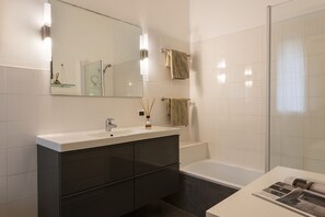 Deluxe Apartment | Bathroom | Free toiletries, hair dryer, bidet, towels - Stunning Ponte Vecchio by Mmega (Florence)
