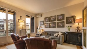 Deluxe appartement | Woonruimte | Een 40-inch flatscreentelevisie met digitale zenders en televisie