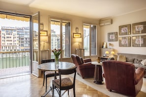 Deluxe Apartment | Living area | 40-inch flat-screen TV with digital channels, TV - Stunning Ponte Vecchio by Mmega (Florence)