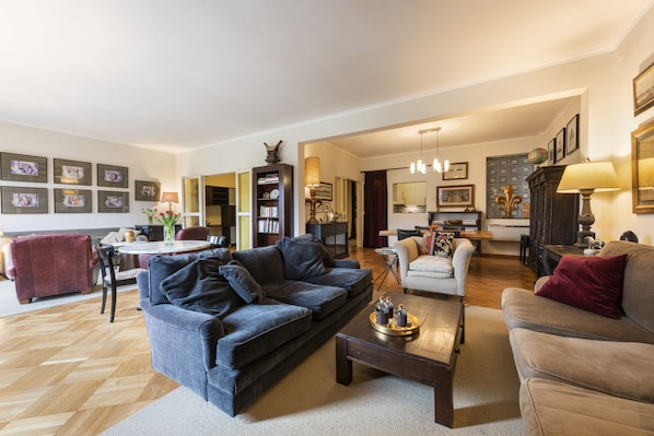 Deluxe Apartment | Living area | 40-inch flat-screen TV with digital channels, TV - Stunning Ponte Vecchio by Mmega (Florence)