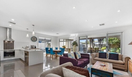 Executive lifestyle holiday accommodation, free WIFI. Town center.