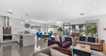 Executive lifestyle holiday accommodation, free WIFI. Town center.
