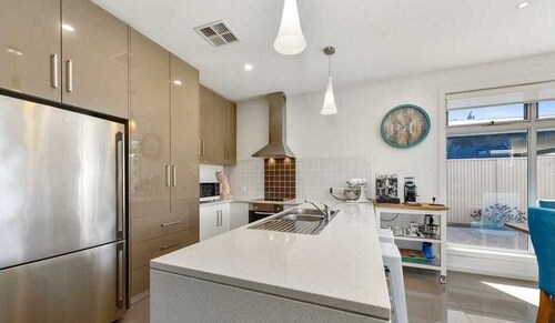 Executive lifestyle holiday accommodation, free WIFI. Town center.