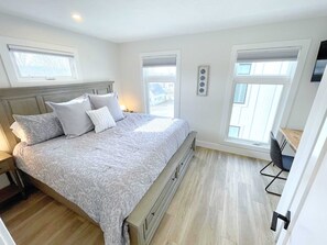 2 bedrooms, desk, iron/ironing board, WiFi - Beautiful Three Story Townhouse - Downtown Traverse City (Traverse City)