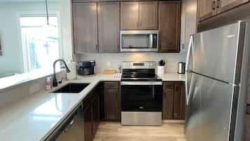 Réfrigérateur, micro-ondes, plaque de cuisson, lave-vaisselle