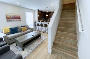 TV, offices - Beautiful Three Story Townhouse - Downtown Traverse City (Traverse City)