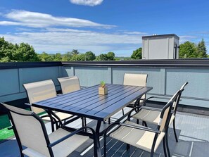 Outdoor dining - Beautiful Three Story Townhouse - Downtown Traverse City (Traverse City)