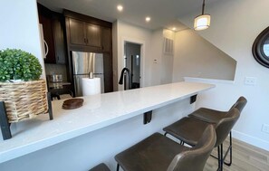 Kjøleskap, mikrobølgeovn, kokeplater og oppvaskmaskin