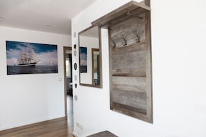 2 habitaciones, tabla de planchar con plancha y cuna de viaje