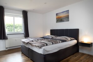 2 habitaciones, tabla de planchar con plancha y cuna de viaje