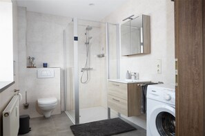 Dusj, hårføner, såpe og toalettpapir