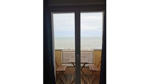 A view from a balcony with a table and chairs, overlooking the sea. - Gite de la Digue **** Wissant Cote d'Opale (Wissant)