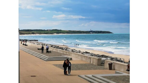 A coastal promenade with a concrete walkway, benches, and a view of the ocean. - Gite de la Digue **** Wissant Cote d'Opale (Wissant)