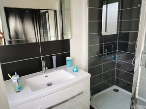 Dusche, Haartrockner, Handtücher, Seife