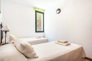 4 bedrooms, iron/ironing board, WiFi, bed sheets