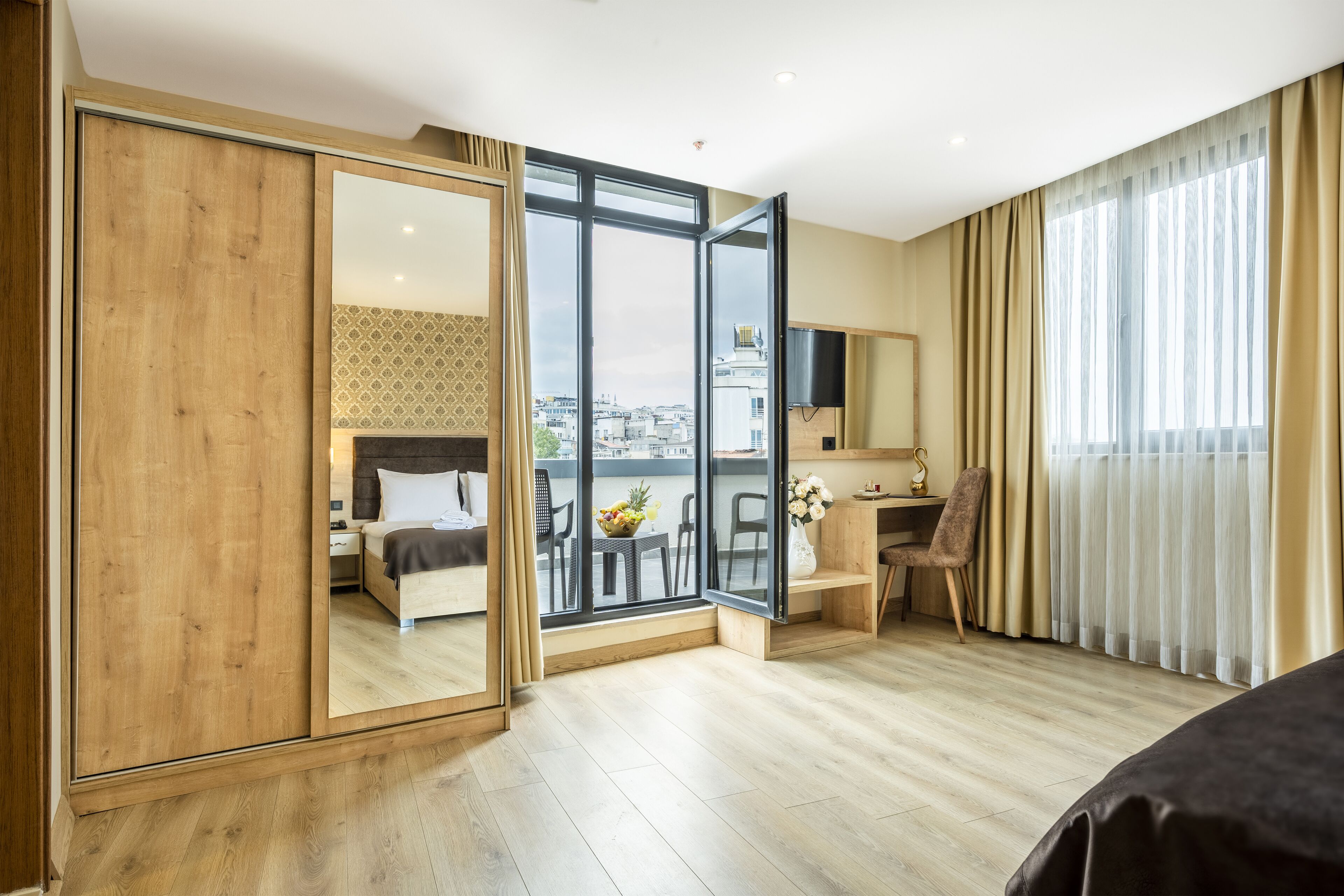 Deluxe Studio Suite | Minibar, desk, laptop workspace, soundproofing