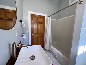 Bañera con ducha, secador de pelo, toallas