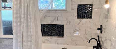 Ensemble douche/baignoire, sĂšche-cheveux, serviettes fournies