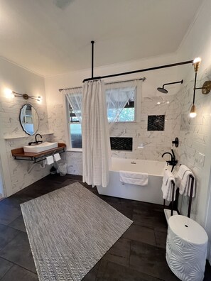 Combined shower/tub, hair dryer, towels