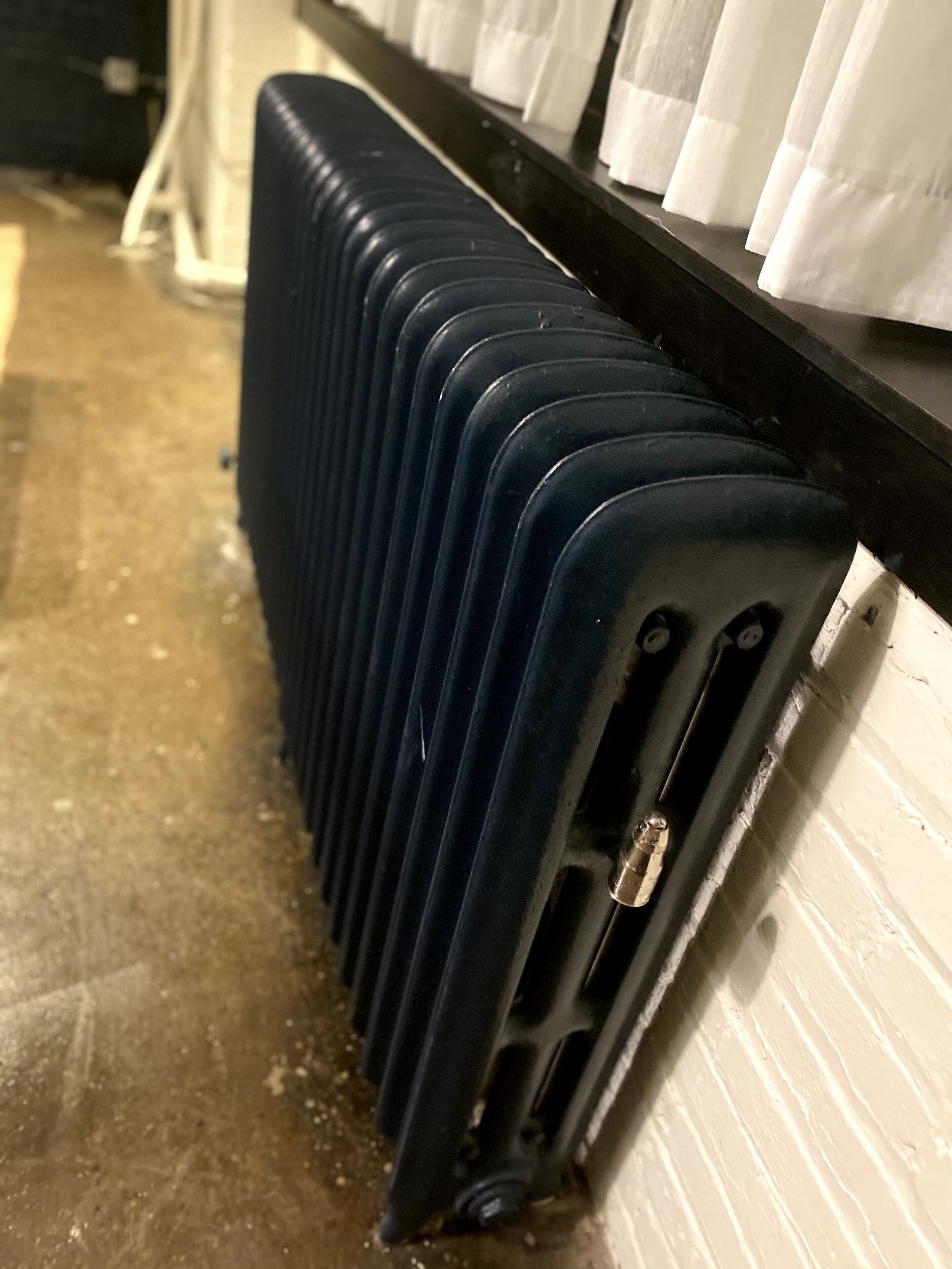 Una fila de portaequipajes azules contra una pared.