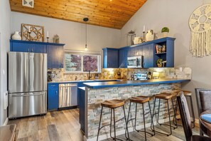 Réfrigérateur, four à micro-ondes, un four, surface de cuisson