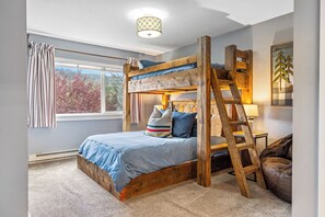 3 chambres, bureau, fer et planche à repasser, accès au Wi-Fi (inclus)