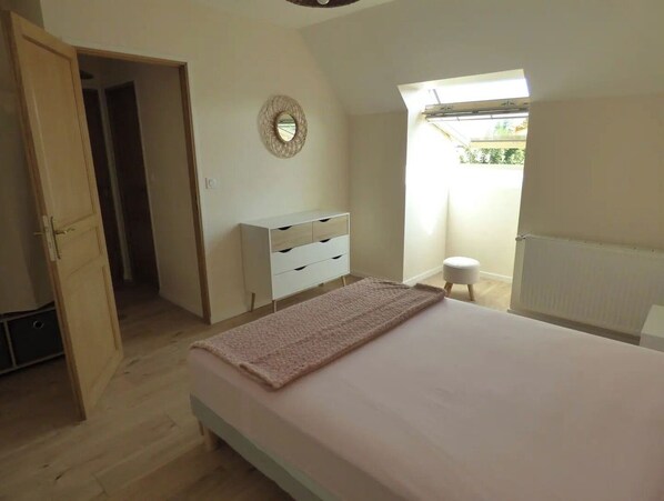A bedroom with a bed, a dresser, a mirror, and a window. - Le Gîte du Marais d' Opale **** Bazinghen (Bazinghen)