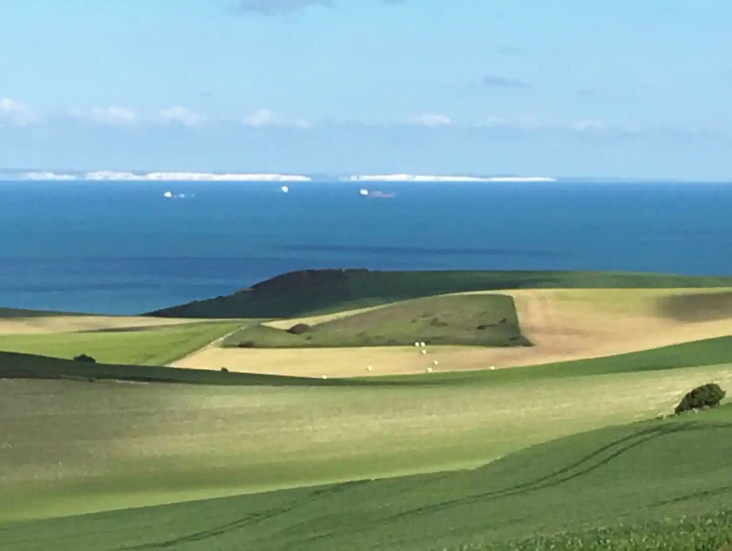Un campo da golf con vista sull'oceano.