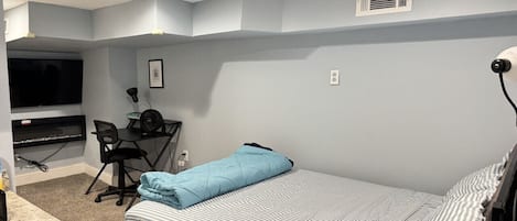 1 habitación, tabla de planchar con plancha y wifi